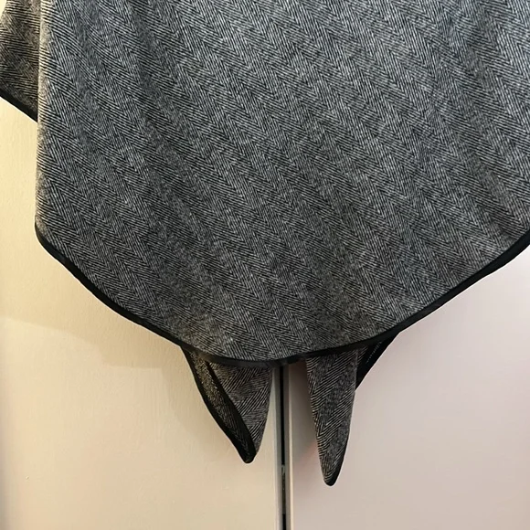 Black and white herringbone cape, Pancho - Picture 6 of 7